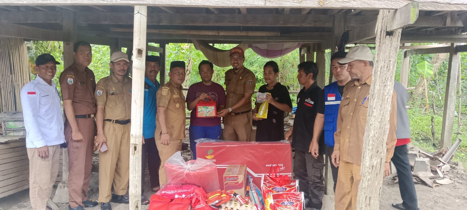 Rumah Warga di Mapilli Tertimpa Pohon, Dinsos Polman Salurkan Bantuan
