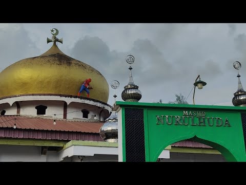 Aksi “Spiderman” Panjat Kubah Bersihkan Masjid Jelang Ramadhan