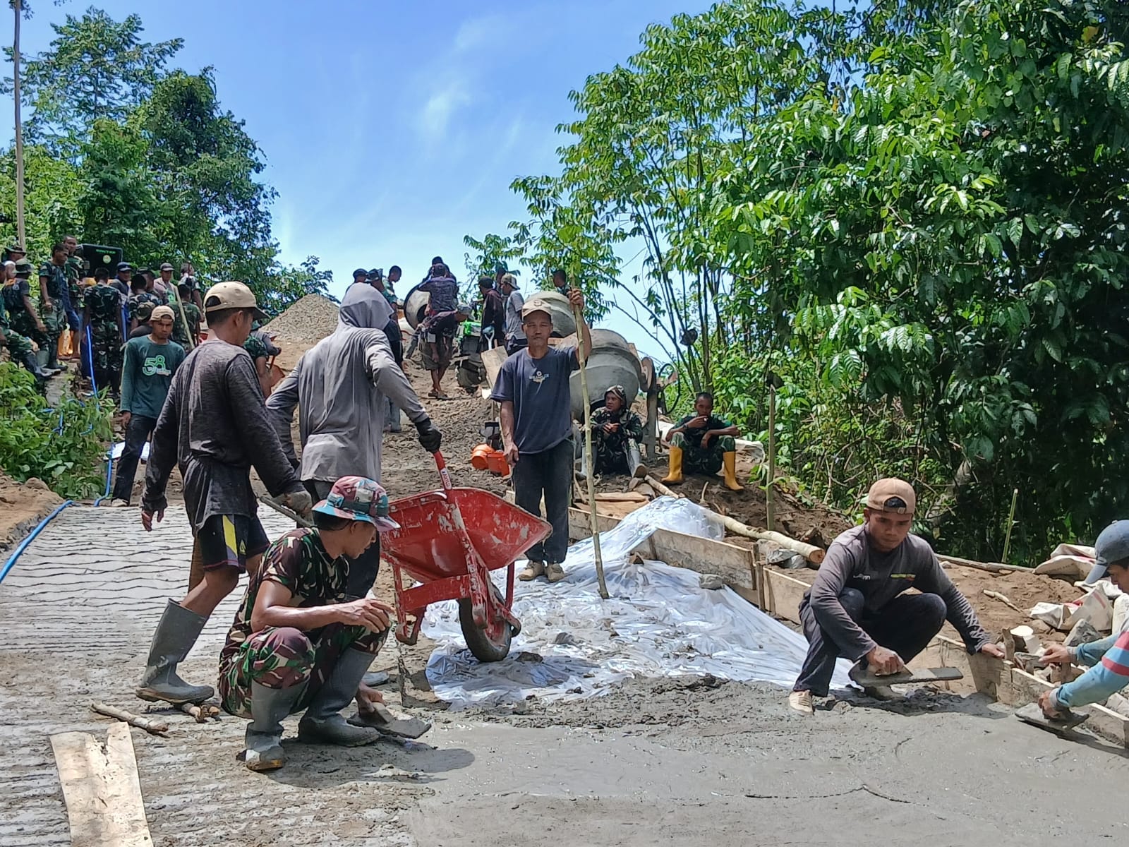 Kejar Target Sebelum Ramadhan, Satgas TMMD Percepat Pengerjaan Jalan Lenggo