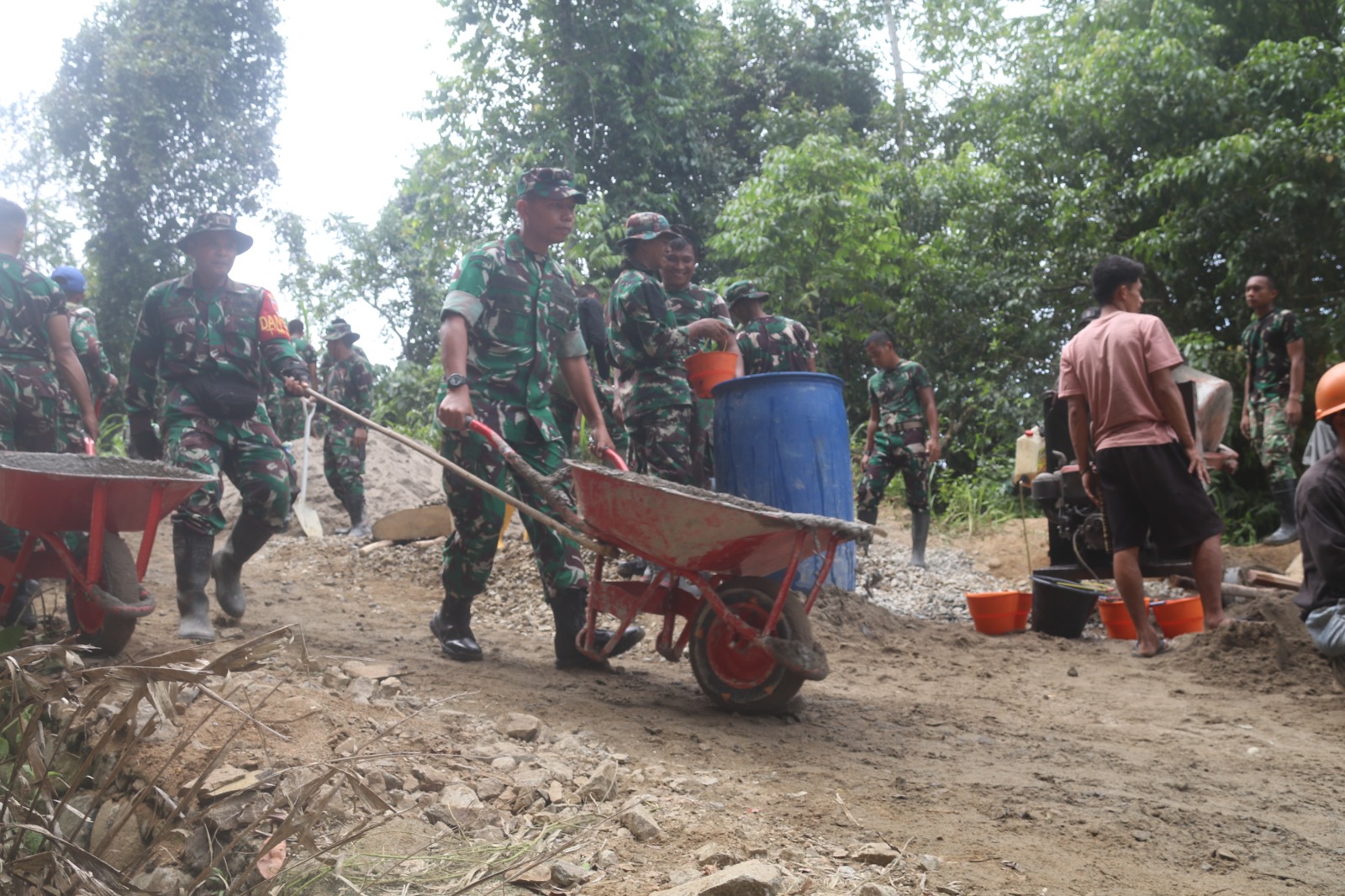 Tak Sekadar Perintah, Dandim Polman Ikut Dorong Gerobak di Lokasi TMMD Lenggo