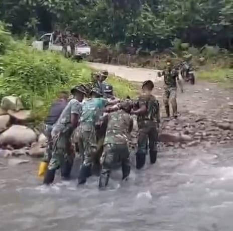 Akses Sulit, Satgas TMMD Gotong Royong Bantu Pedagang Lintasi Sungai