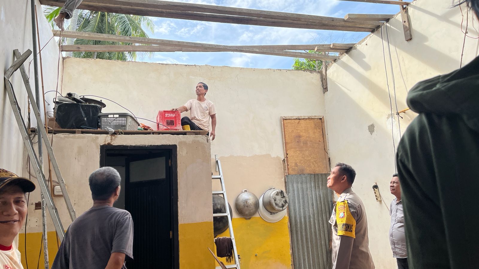 Angin Kencang Terjang Polewali, Pohon Kelapa Tumbang Timpa Rumah Warga Saat Sahur