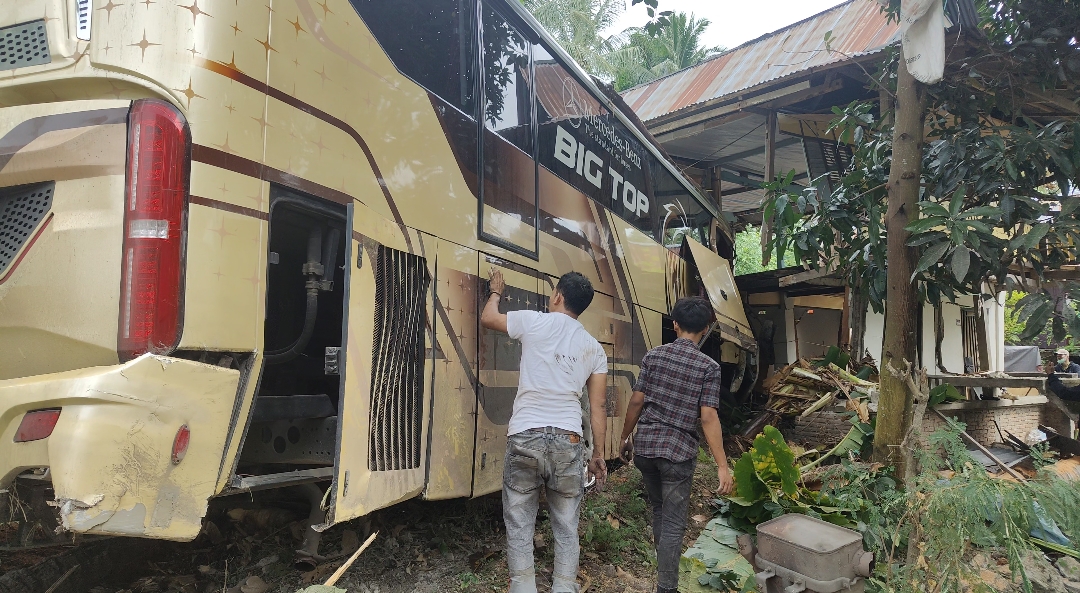 Kecelakaan Tunggal di Jalur Trans Sulawesi: Bus Tabrak Rumah, 5 Orang Terluka