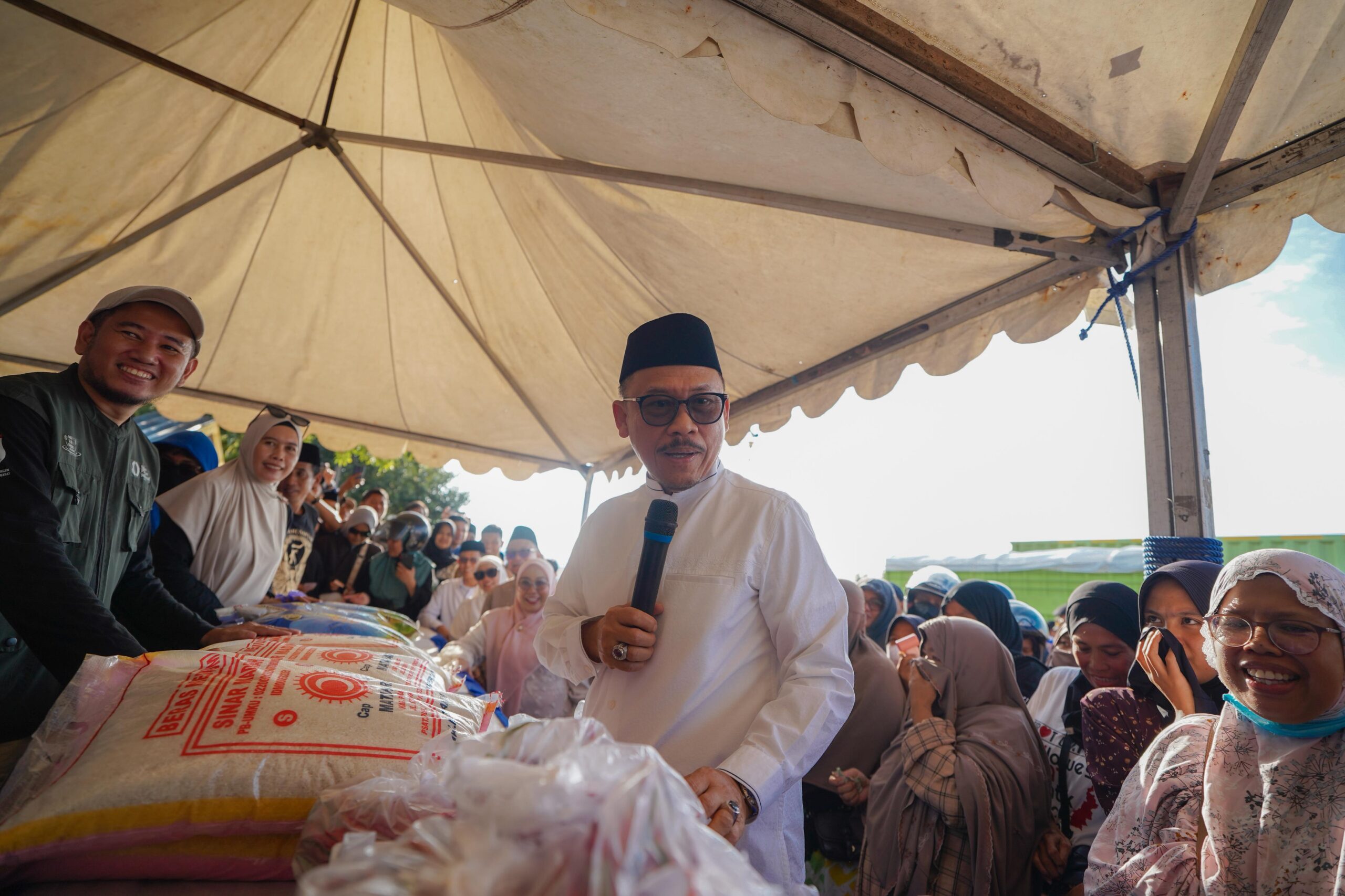 Tinjau Pasar Murah Mamuju, Gubernur Sulbar Turunkan Harga Beras dan Telur hingga 30 Persen