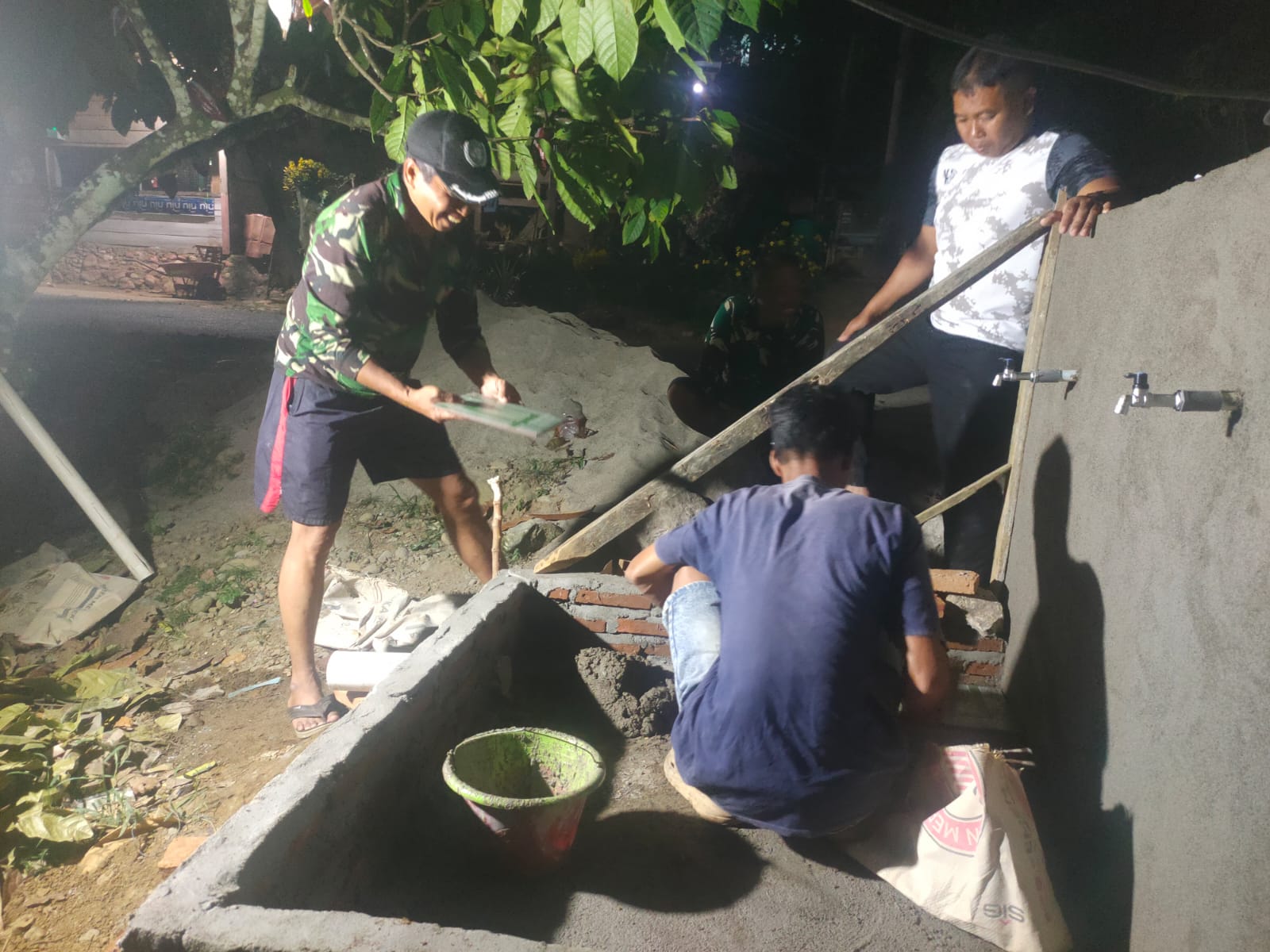 Demi Air Bersih Warga, Satgas TMMD Ke 127 Kodim Polman Kerja Hingga Malam di Dusun Bulo