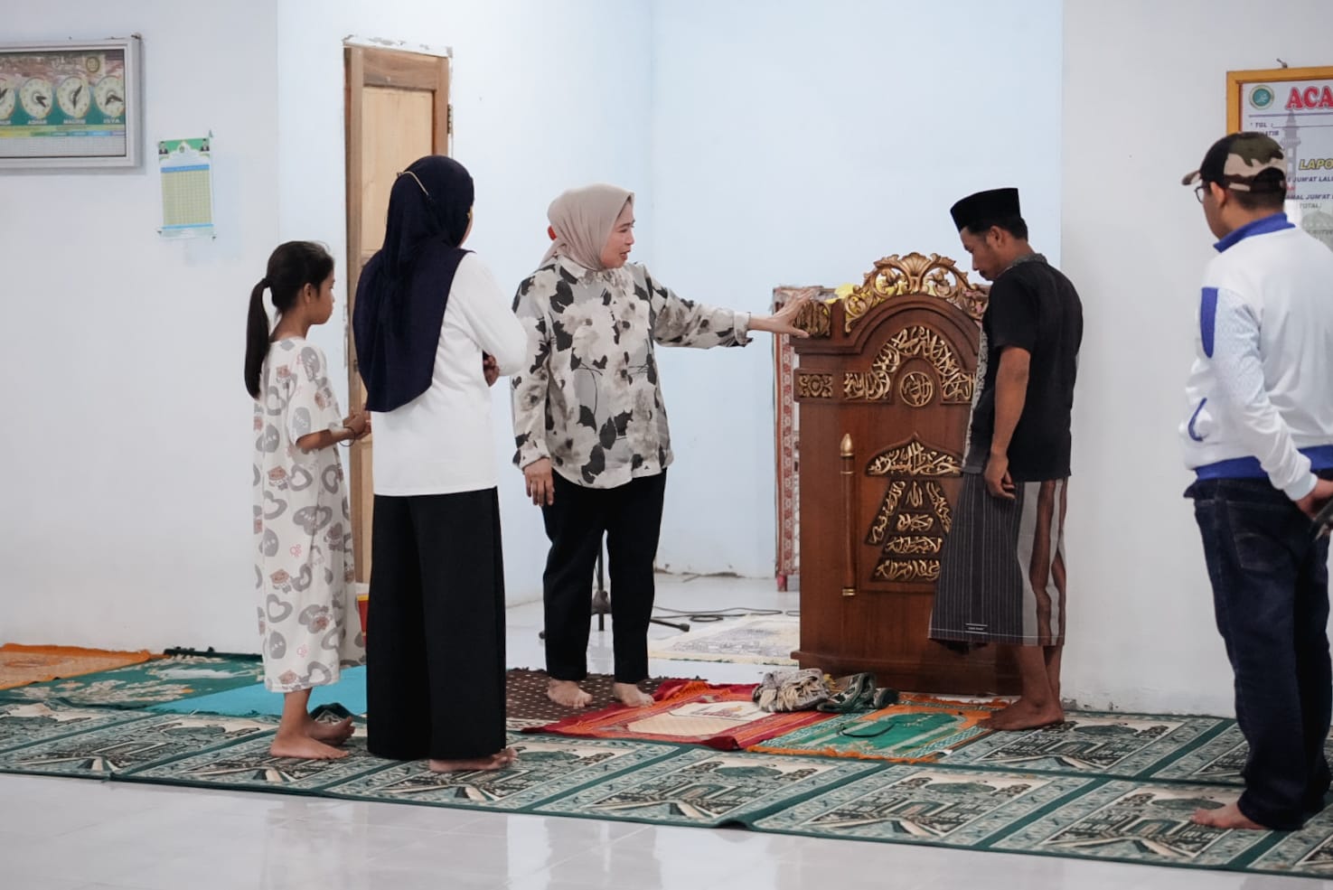 Penuhi Nazar Almarhum Eks Wagub Sulbar, Fatmawati Serahkan Mimbar untuk Warga Cabulung