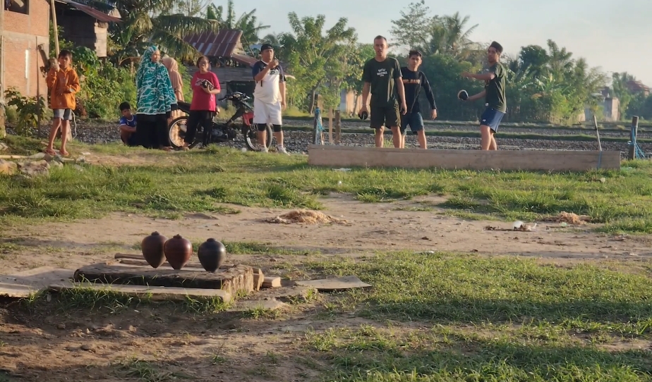 Keseruan Warga Desa Botto Isi Waktu Berbuka dengan Permainan Gasing Tradisional