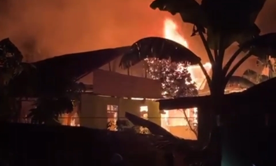 Kebakaran di Pemukiman Padat Polewali, 3 Rumah Warga Rata dengan Tanah