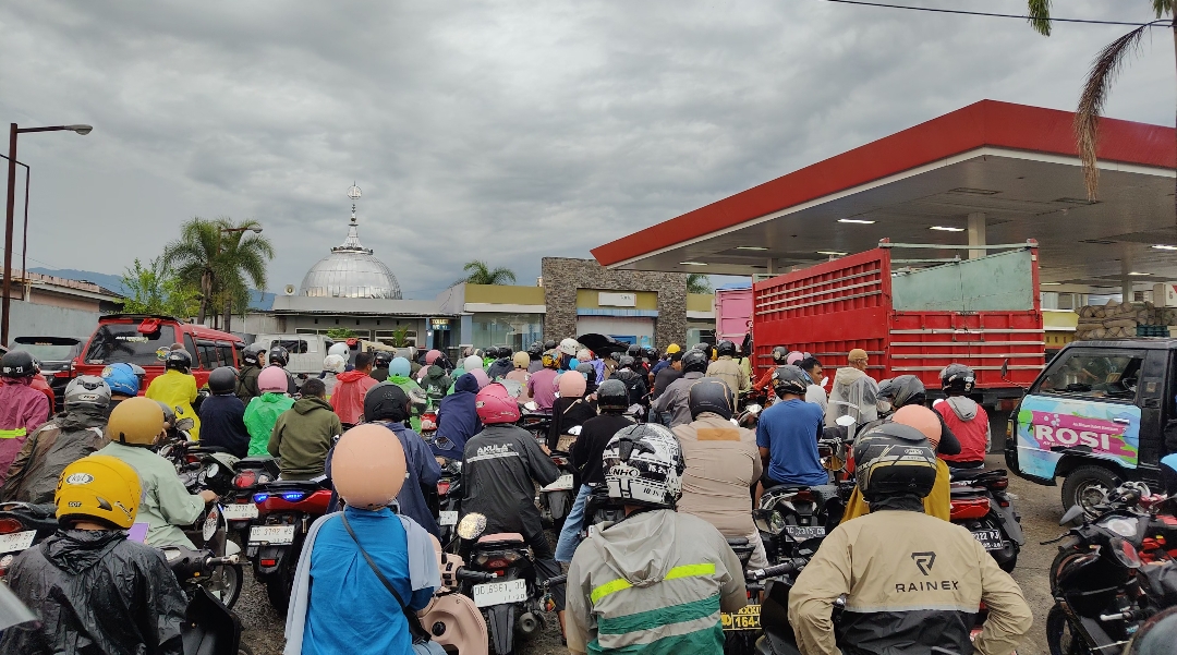 Antrean BBM di Polman Membeludak, Pengawas SPBU: Stok Normal, Masyarakat Hanya Panik