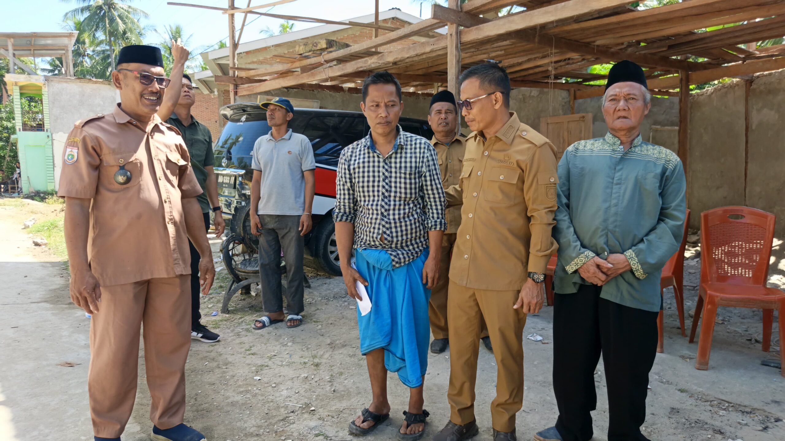 Sambangi Korban Kebakaran di Mapilli, Bupati Polman Samsul Mahmud Serahkan Bantuan dan Beri Penguatan