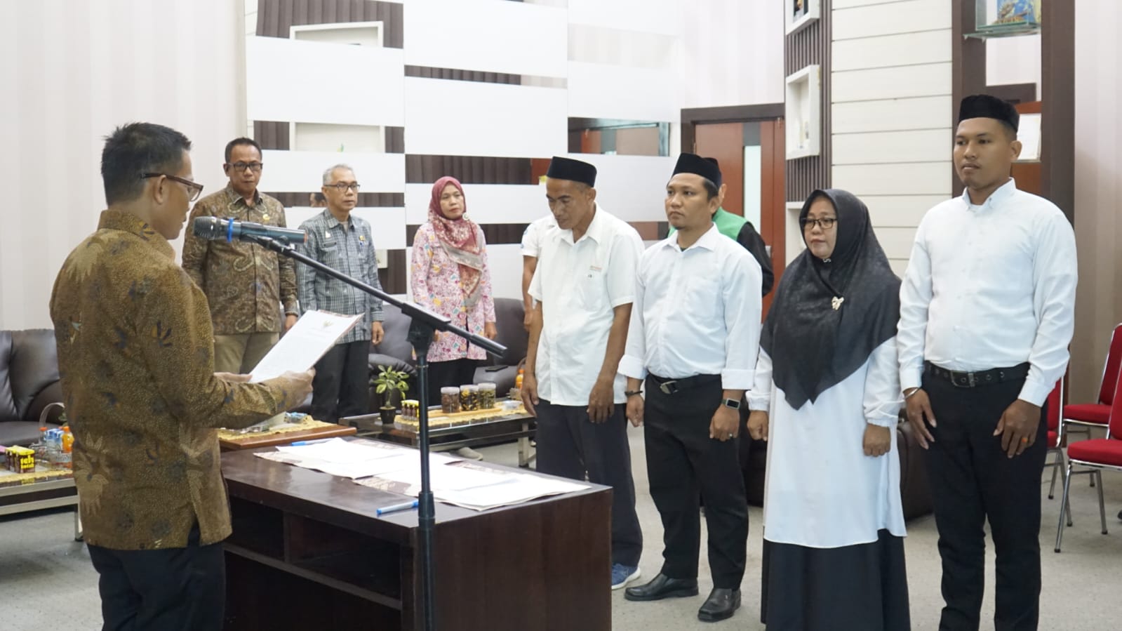 Lantik Anggota BPD PAW Desa Sepabatu dan Lapeo, Bupati Polman: BPD Adalah Parlemen Desa