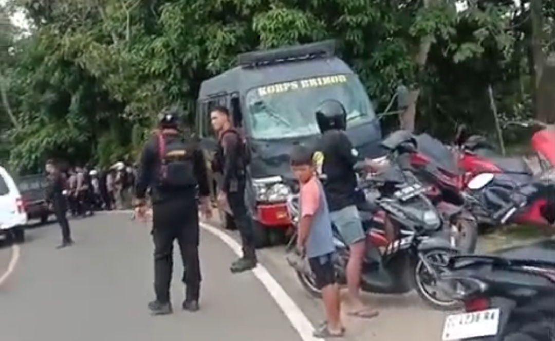 Kecelakaan di Jalur Trans Sulawesi Mamuju: Minibus Brimob dan Motor Adu Banteng, Satu Tewas