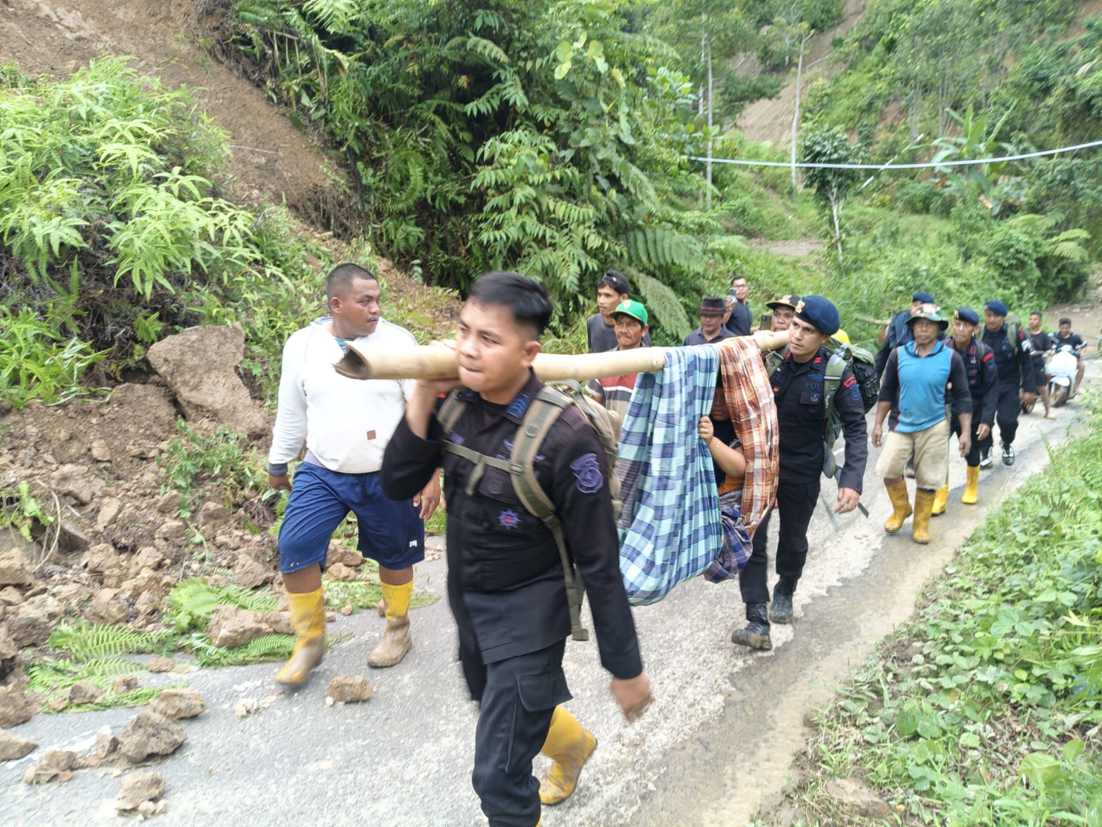 Aksi Heroik! Brimob Polda Sulbar Tandu Warga Sakit Sejauh 7 Km Lewati Material Longsor di Polman