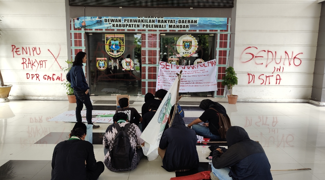 Tak Ditemui Anggota Dewan, Massa Semarak Polman Segel dan Coret Gedung DPRD: “Penipu Rakyat!”