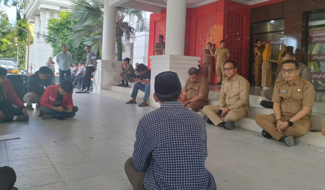 Temui Massa Aksi, Sekda Polman Berikan Klarifikasi Terkait Tuntutan Semarak Polman