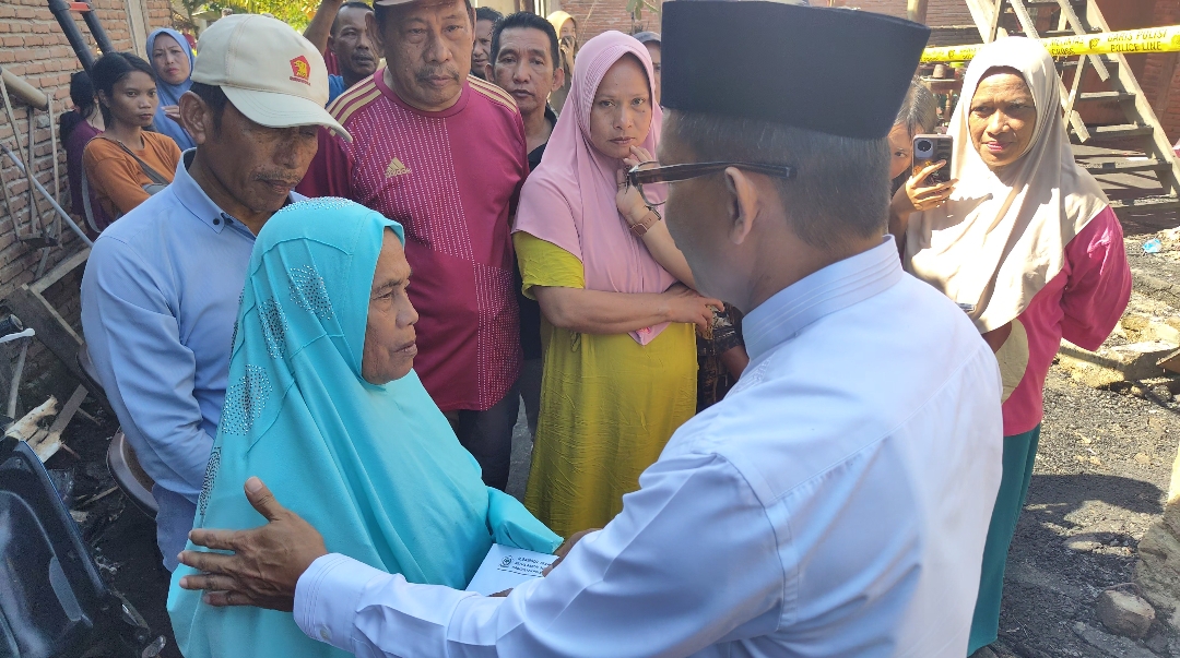 Tangis Haru Pecah di Salurebong, Bupati Polman Salurkan Bantuan Langsung untuk Korban Kebakaran