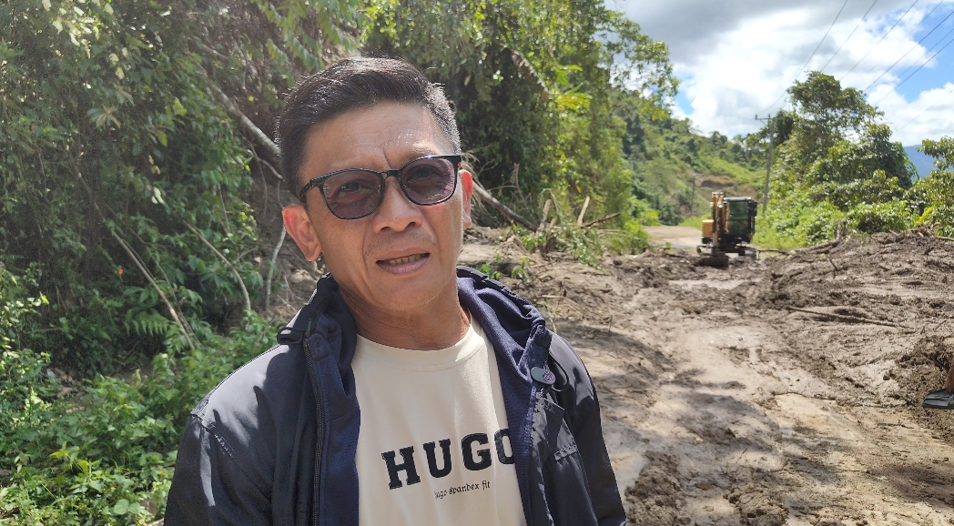 Anggota DPRD Sulbar Kerahkan Alat Berat Pribadi Tangani Longsor Matangnga