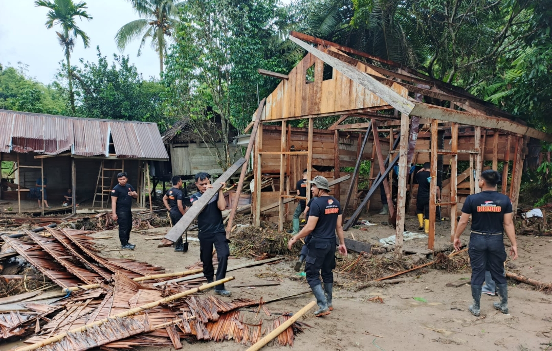 Brimob Sulbar Terobos Lumpur, Jalan Kaki Salurkan Sembako dan Bongkar Rumah Korban Longsor Matangnga