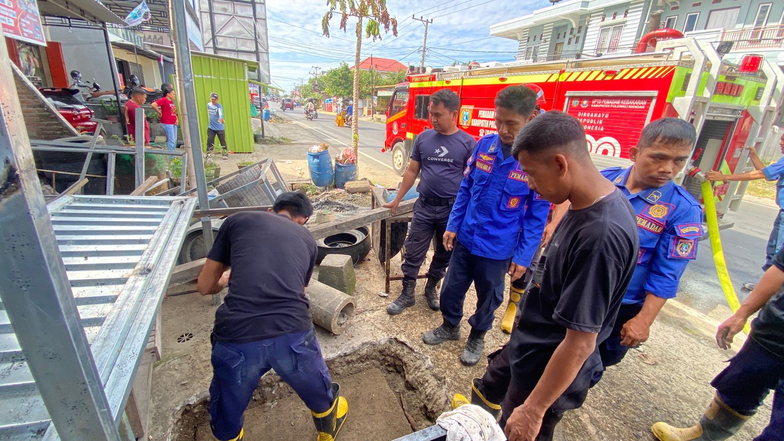 Damkar Polman Tuntaskan Pembersihan Drainase 250 Meter di Pekkabata