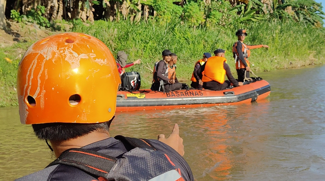 Pencarian Dua Bocah Tenggelam di Sungai Maloso Polman Diperluas Hingga ke Muara
