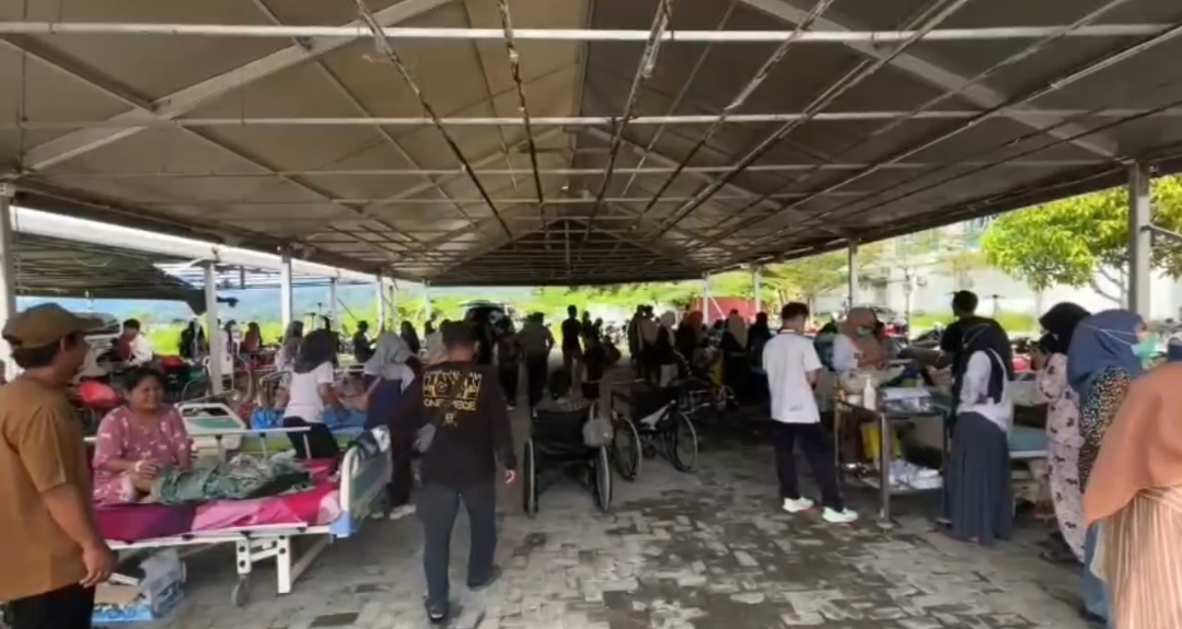 Gempa M 6,7 Guncang Palu, Pasien RSUD Sulbar Dievakuasi ke Tenda Darurat