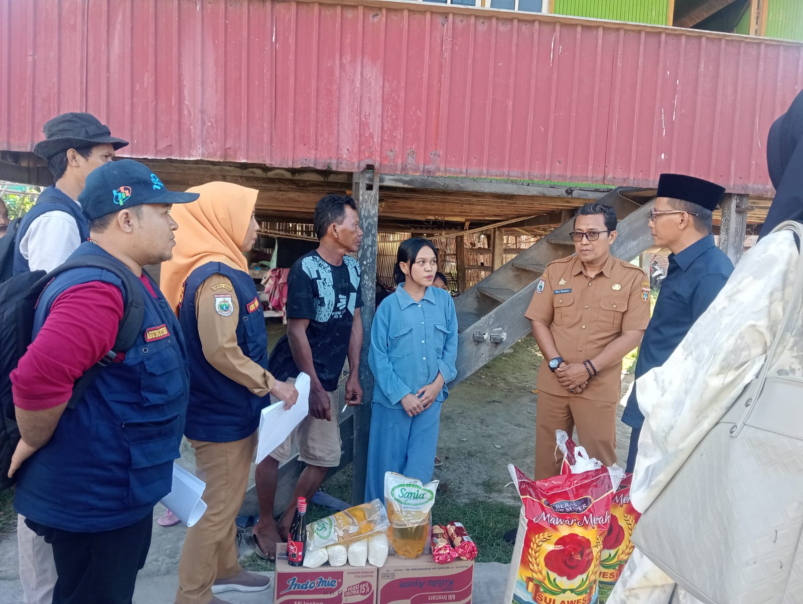 Sambangi Rumah Warga, Bupati Samsul Mahmud Salurkan Bantuan ke Masyarakat Rentan 
