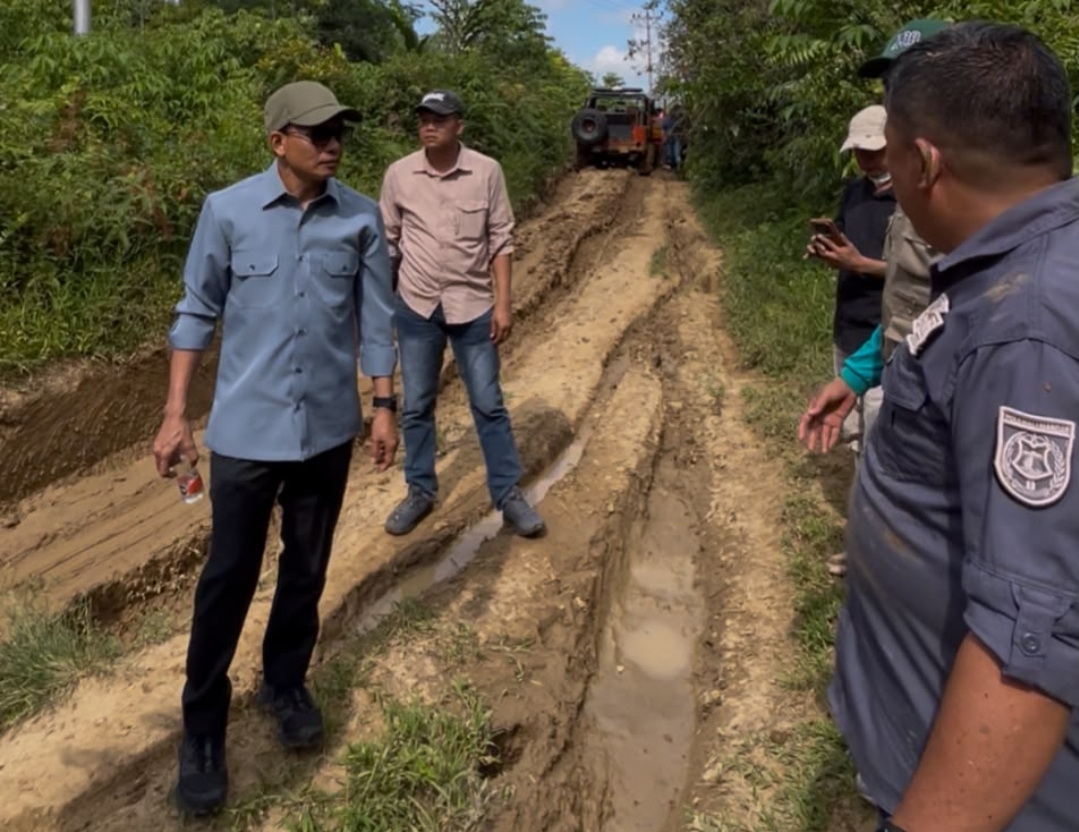 Bupati Samsul Mahmud Tembus Wilayah 3T Demi Tinjau Langsung Jalan Rusak di Desa Ratte
