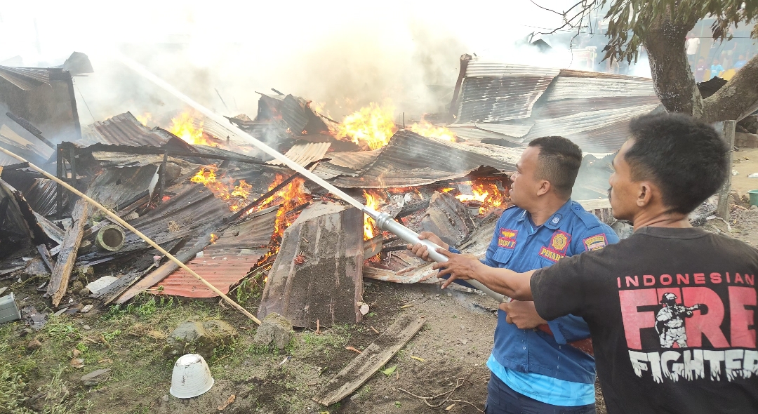 Diduga Lalai Saat Memasak, Dua Rumah Panggung di Polewali Mandar Rata dengan Tanah