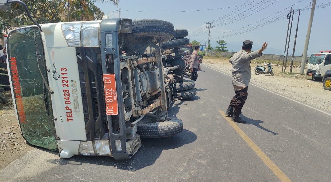 Mobil Damkar Polman Terguling Saat Menuju Lokasi Kebakaran di Wonomulyo: 7 Petugas Luka-Luka