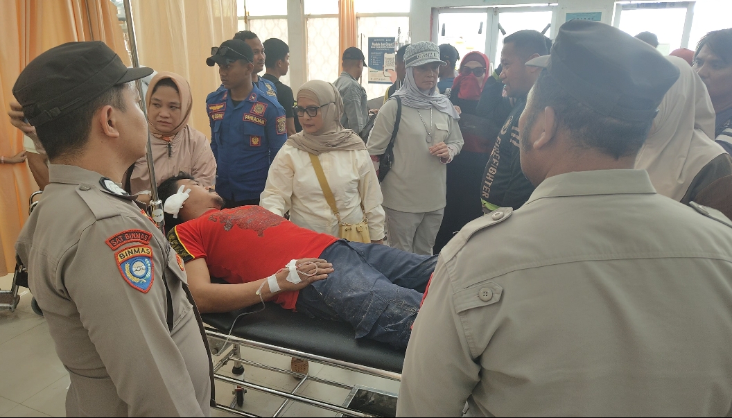 Jenguk Korban Kecelakaan Damkar di RSUD Wonomulyo, Wabup Polman Instruksikan Seluruh Personel Dirujuk ke RSUD Andi Depu