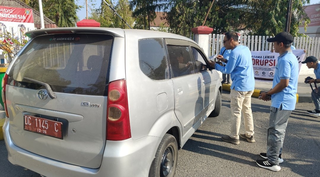 Peringati Harlah ke-81, Kejari Polman Tebar Pesan Anti-Korupsi di Depan Kantor Bupati