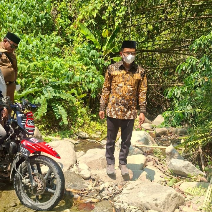 Terjang Medan Sulit, Bupati Polman Sambangi Desa Lenggo untuk Serap Aspirasi Warga