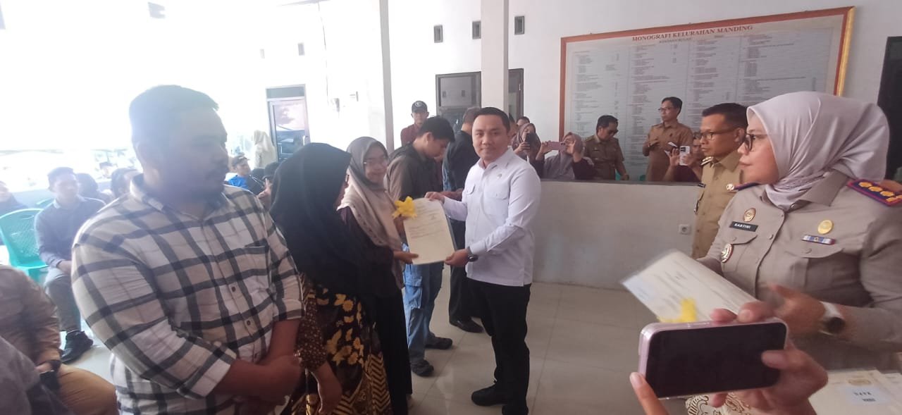 DPRD Polman Apresiasi Kantah Serahkan 1.052 Sertipikat PTSL, Minta Kades dan Lurah Tak Persulit Warga
