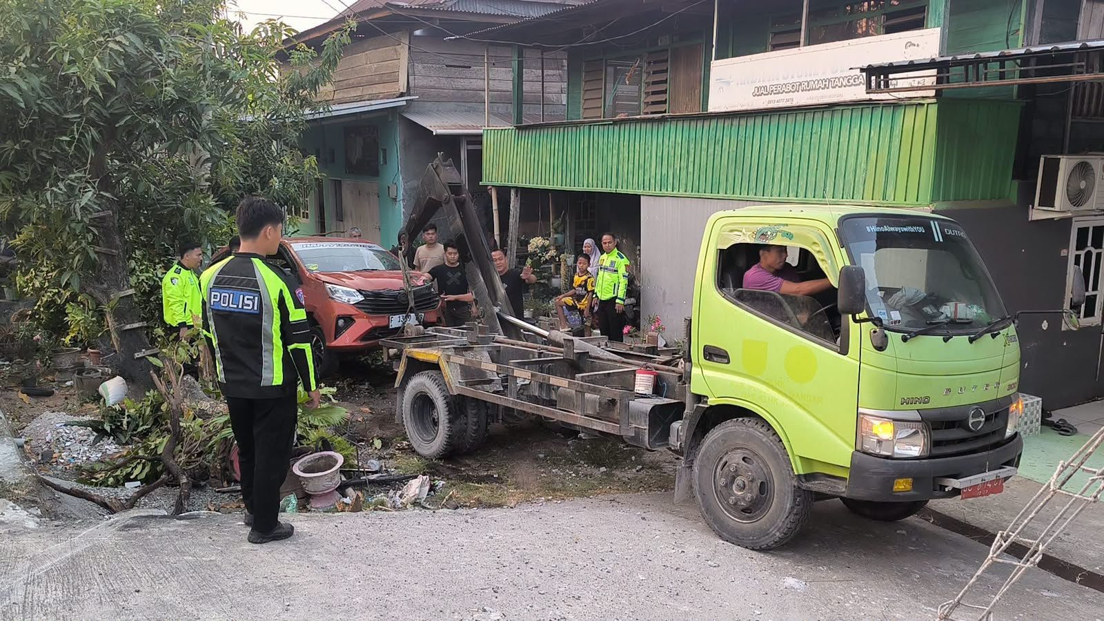 Hindari Kendaraan, Daihatsu Sigra Oleng Tabrak Kios dan Mobil Terparkir di Binuang