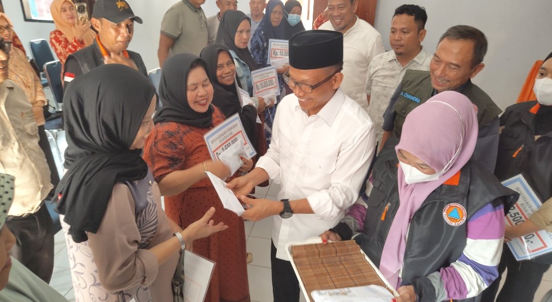 Bupati Samsul Mahmud Salurkan Bantuan Rp50 Juta untuk 8 Korban Kebakaran di Polewali dan Matakali