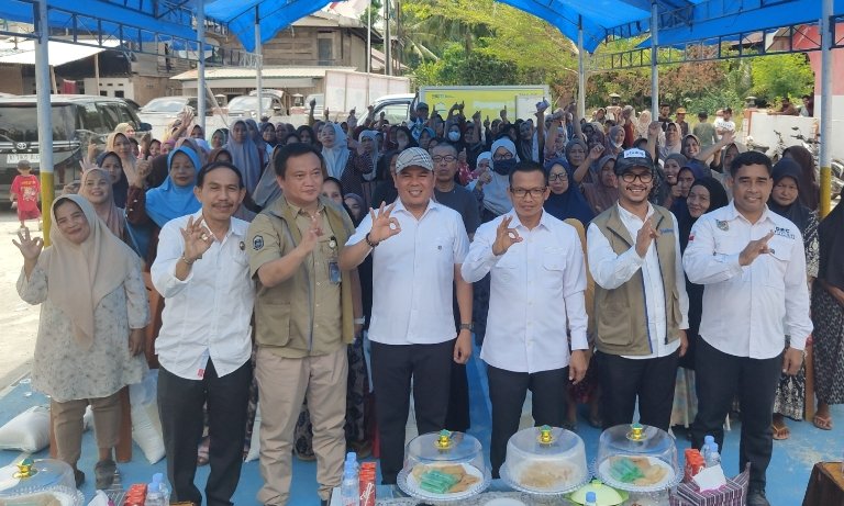 Dampingi Penyaluran Bantuan Beras di Luyo, Ajbar Dorong Kemandirian Ekonomi Warga Polman
