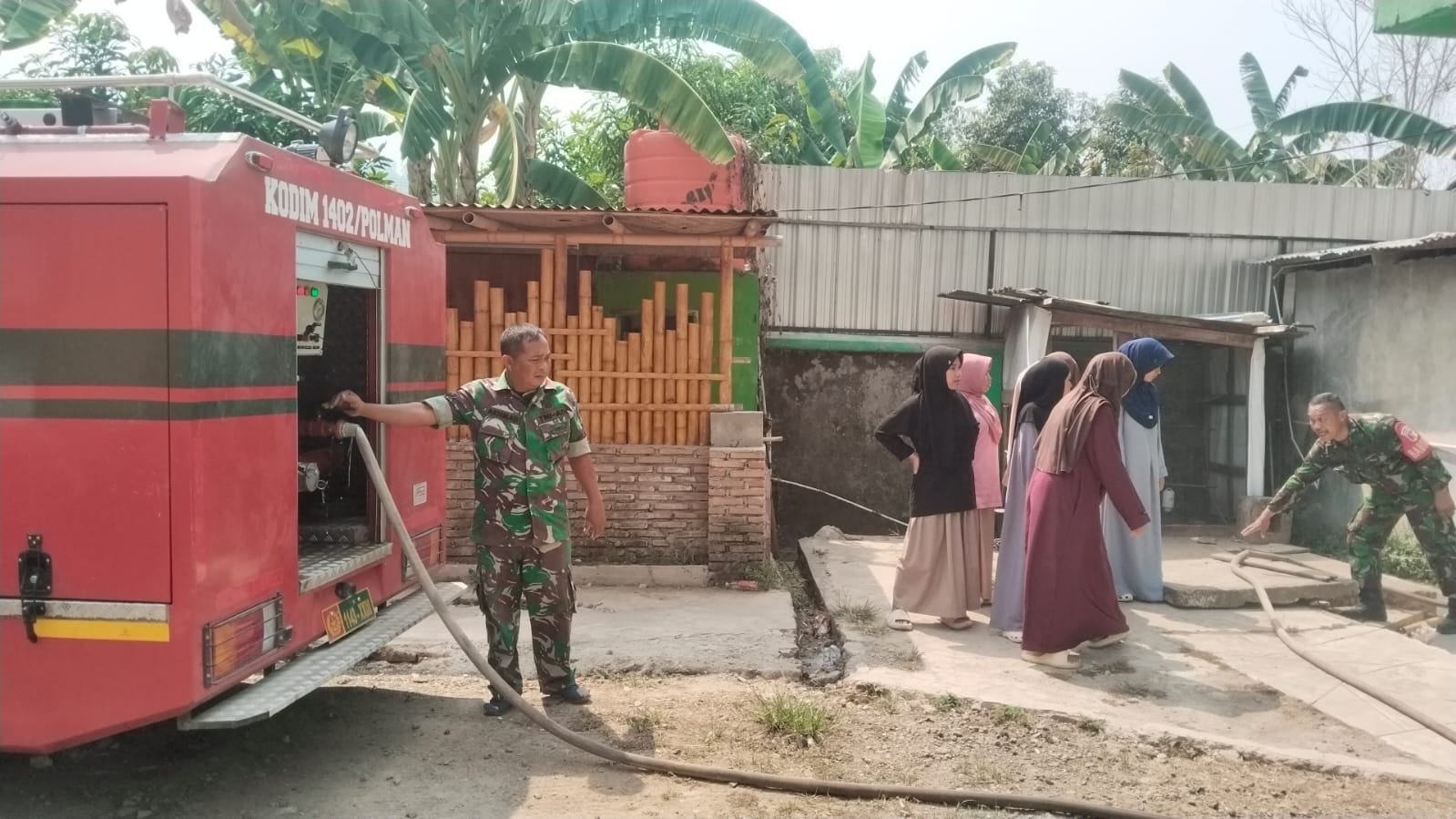 Kodim 1402/Polman dan BPBD Salurkan Air Bersih untuk 1.016 Santri Ponpes Al Ihsan Kanang