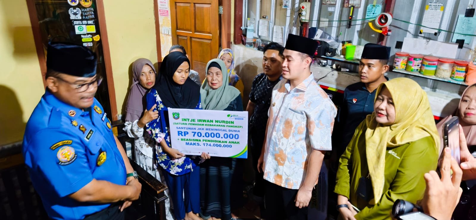BPJS Ketenagakerjaan Tanggung Biaya 4 Korban Luka dan Serahkan Rp732 Juta untuk Ahli Waris Damkar Pangkep