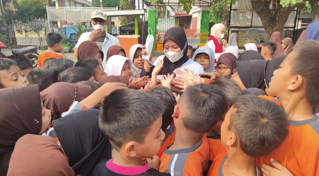 Antisipasi Dampak Kabut Asap, PMI Polman Bagikan Ratusan Masker ke Pelajar dan Pengendara