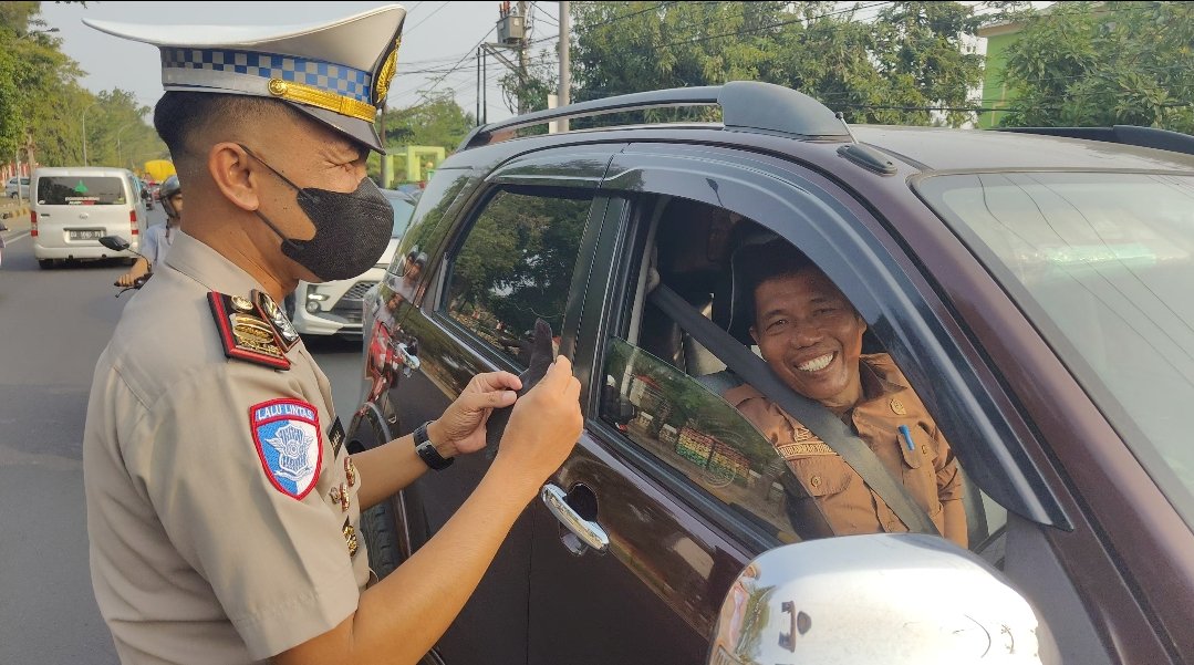 Udara Buruk Akibat Karhutla, Satlantas Polres Polman Bagikan Ribuan Masker Gratis di Traffic Light Pancasila